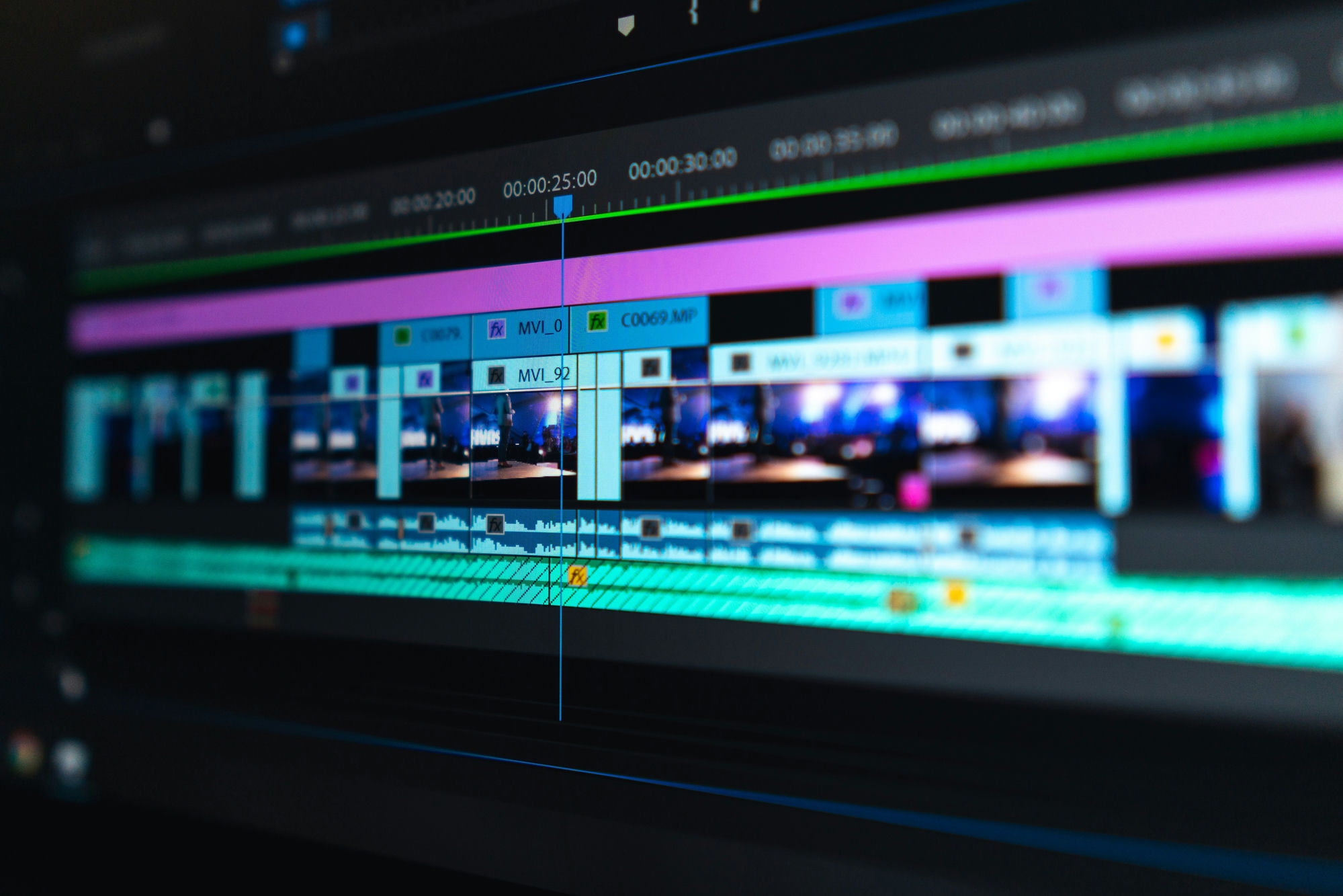 Videoschnittprogramm: Zeitleiste mit farbigen Spuren, Vorschaubildern eines Konzertmitschnitts und Tonspur
